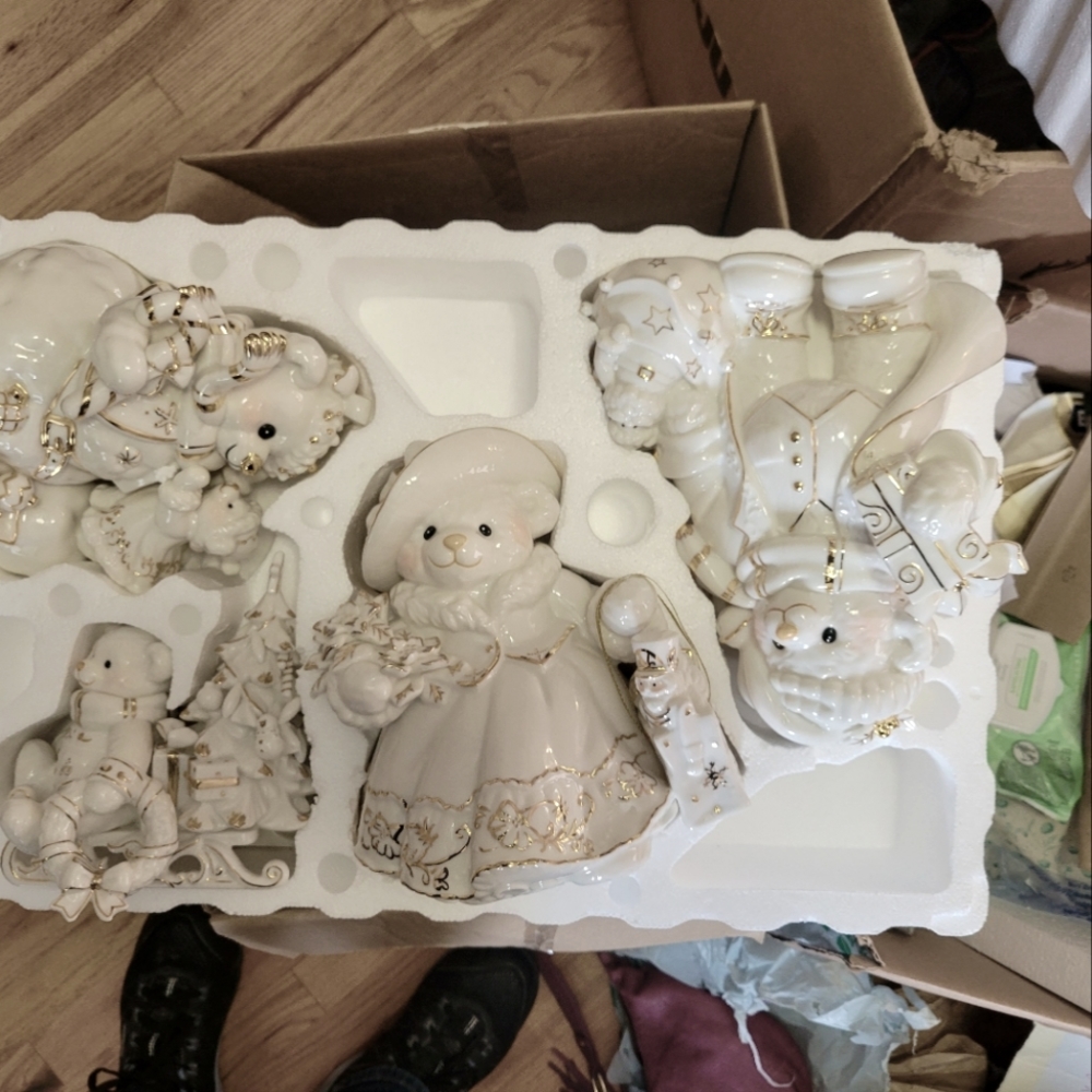 OWELL 4 PIECE PORCELAIN CHRISTMAS BEAR FAMILY WITH GOLD TRIM